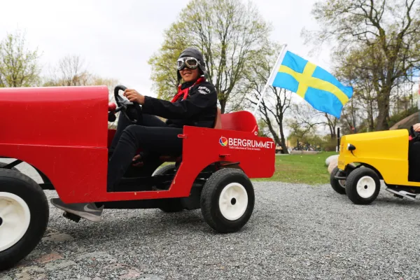 Fira Stockholms leksaksmuseum med lådbilar utanför entren