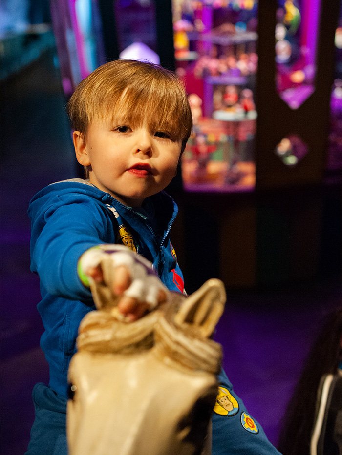 Barn gillar leksakerna på leksaksmuseet i Stockholm