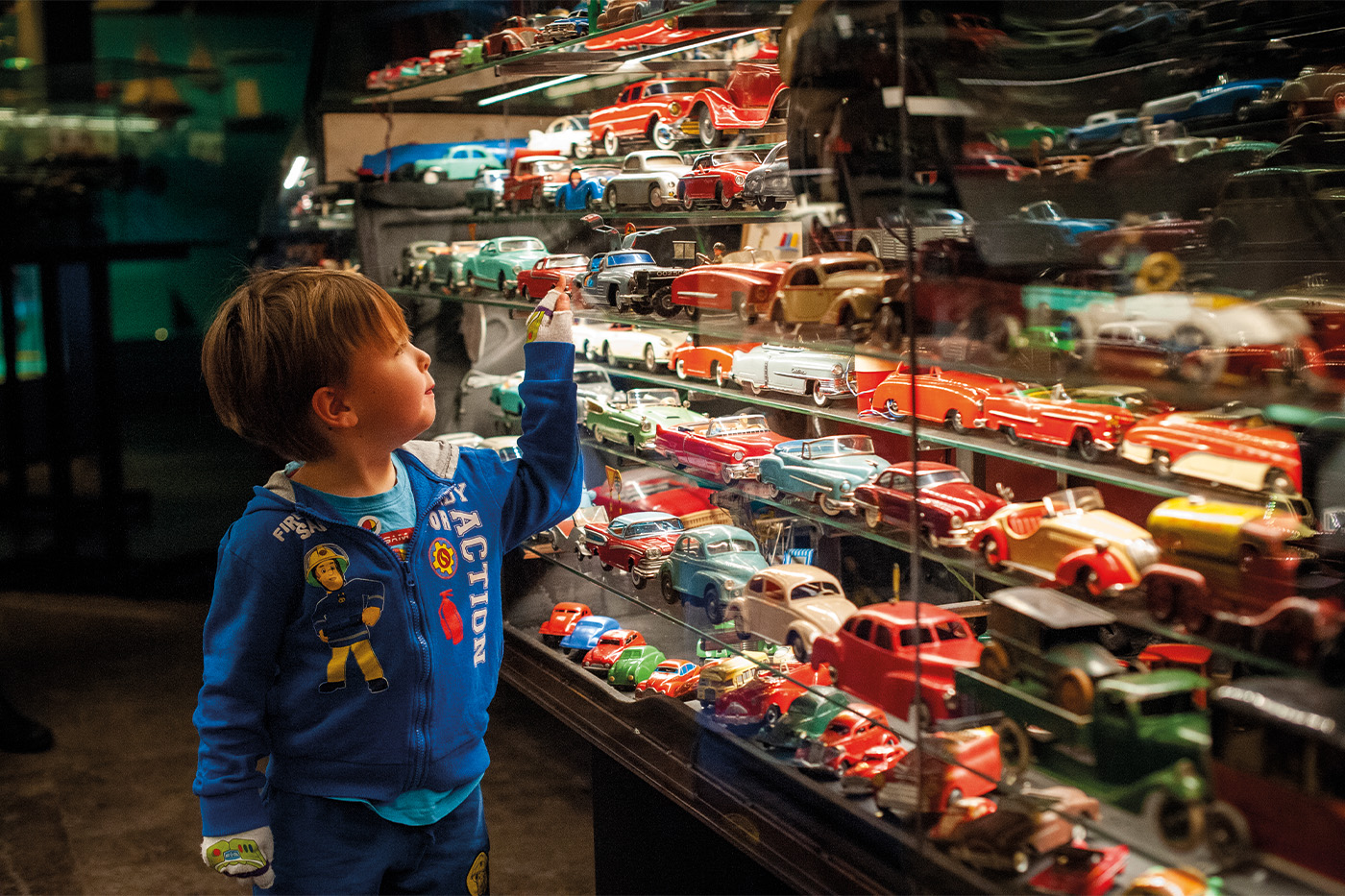 Barn tittar på leksaksbilar på ett barnvänligt museum i Stockholm. 
