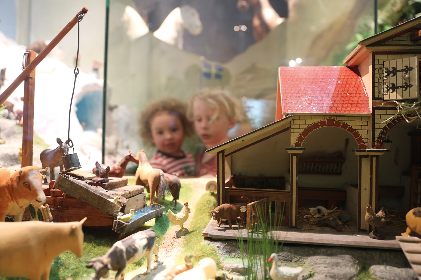 Barn spanar in leksakerna på leksaksmuseum Stockholm