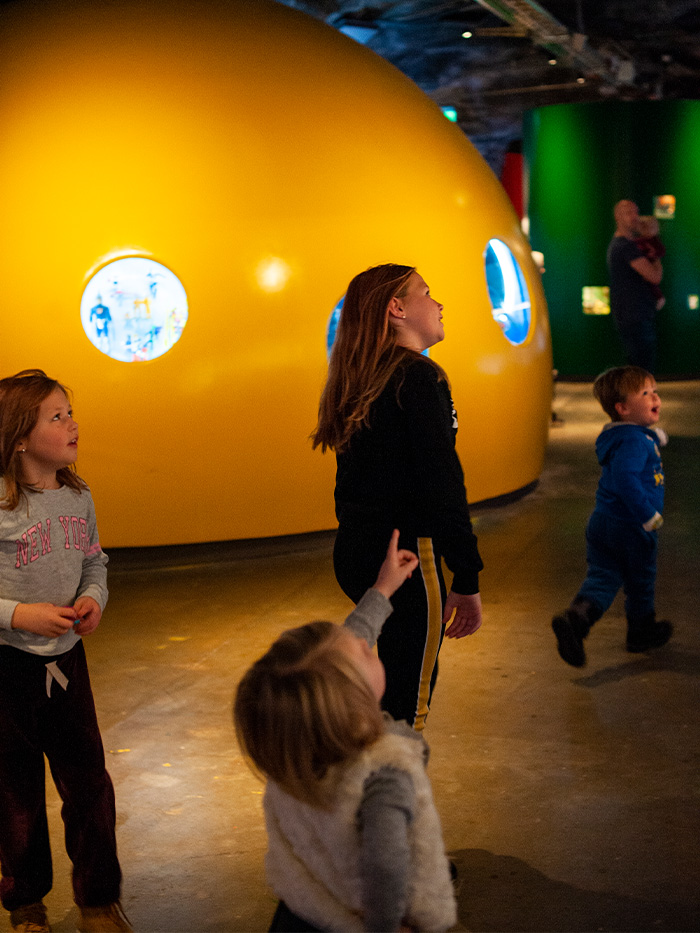 Barn på museum. Leksaksmuseum i Stockholm är spännande för barn och vuxna.